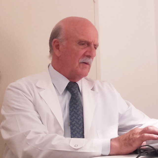 Dr. César Benito Sáenz trabajando en su computadora